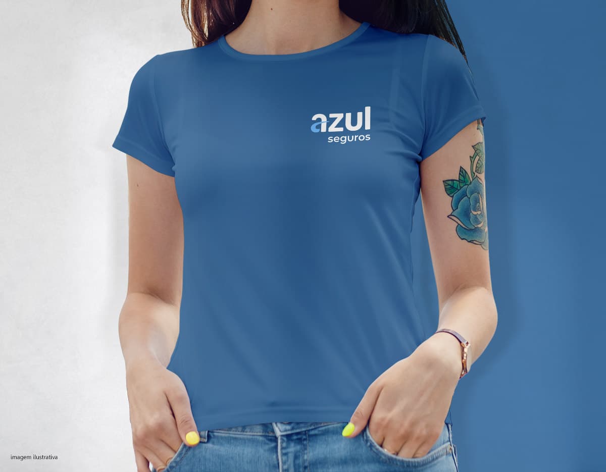 Homem jovem e atraente, sorrindo, usando uma camiseta feminina cinturada de poliéster, em um estúdio. Ele está de pé, posando de forma descontraída com as mãos nos bolsos. O modelo possui cabelos escuros e usa jeans. A expressão facial demonstra felicidade e confiança. Homem jovem e atraente, sorrindo, usando uma camiseta feminina cinturada de poliéster, em um estúdio. Ele está de pé, posando de forma descontraída com as mãos nos bolsos. O modelo possui cabelos escuros e usa jeans. A expressão facial demonstra felicidade e confiança.