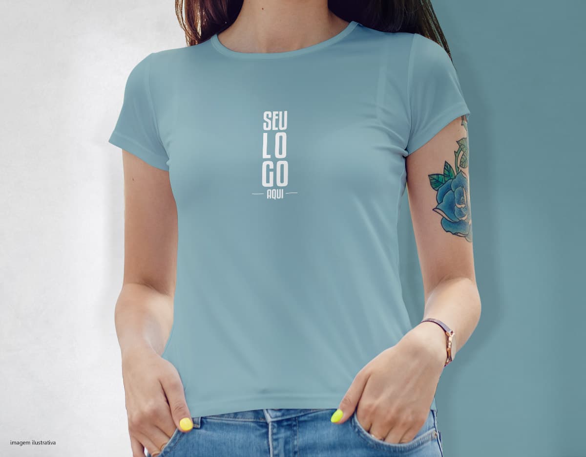 Camiseta feminina transparente em tons de cinza com detalhes em renda preta. A peça está em um cabide pendurado em um fundo branco. Camiseta feminina transparente em tons de cinza com detalhes em renda preta. A peça está em um cabide pendurado em um fundo branco.