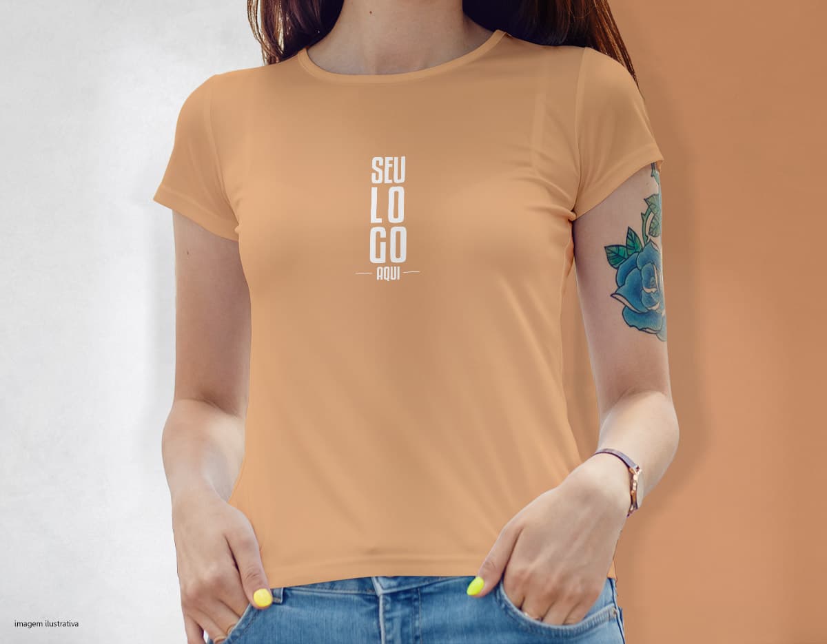 Camiseta Tradicional em Poliéster de cor branca, mangas curtas e gola redonda. Camiseta Tradicional em Poliéster de cor branca, mangas curtas e gola redonda.