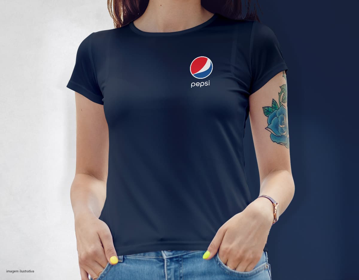 Camiseta feminina transparente em tons de cinza com detalhes em renda preta. A peça está em um cabide pendurado em um fundo branco. Camiseta feminina transparente em tons de cinza com detalhes em renda preta. A peça está em um cabide pendurado em um fundo branco.