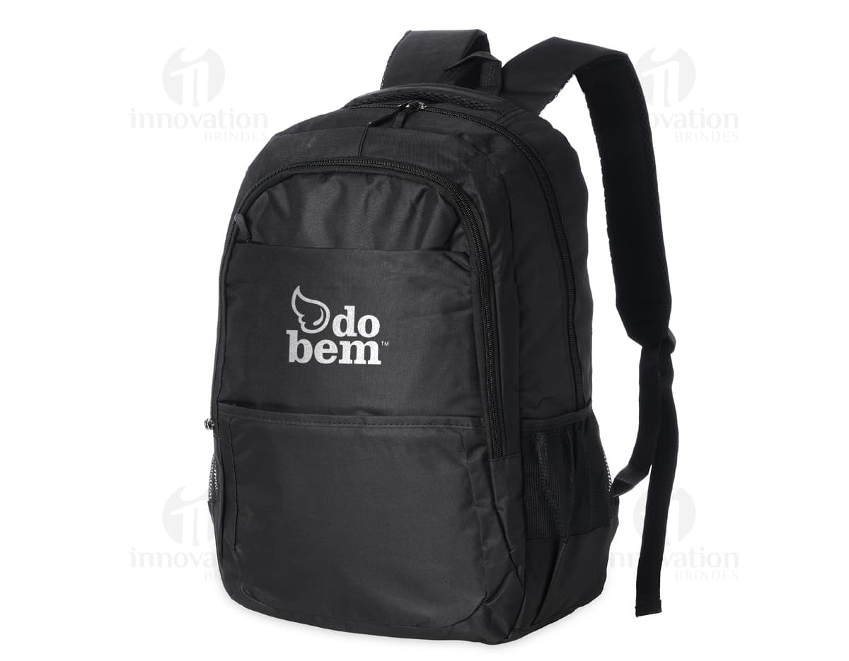 Mochila Nylon 27 Litros na cor preta, com bolsos laterais e alças acolchoadas. Mochila Nylon 27 Litros na cor preta, com bolsos laterais e alças acolchoadas.