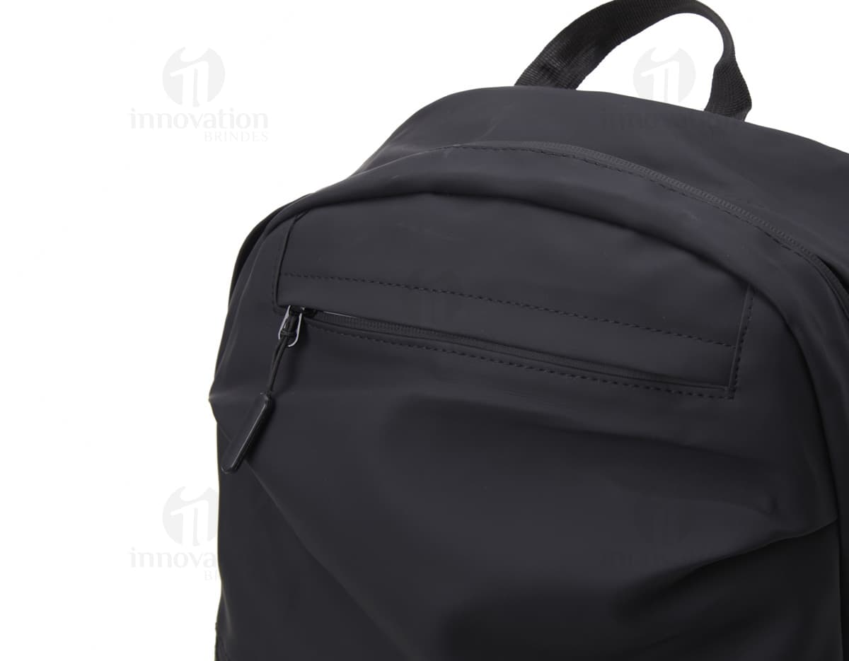 Mochila de Couro Sintético 30 Litros em cor preta, com fecho de zíper, alças ajustáveis e bolso frontal. Mochila de Couro Sintético 30 Litros em cor preta, com fecho de zíper, alças ajustáveis e bolso frontal.