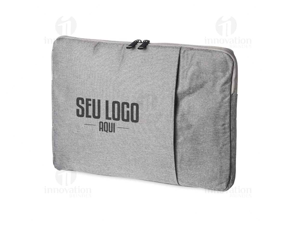 Caneta esferográfica plástica com tampa preta sobre fundo branco. Caneta esferográfica plástica com tampa preta sobre fundo branco.