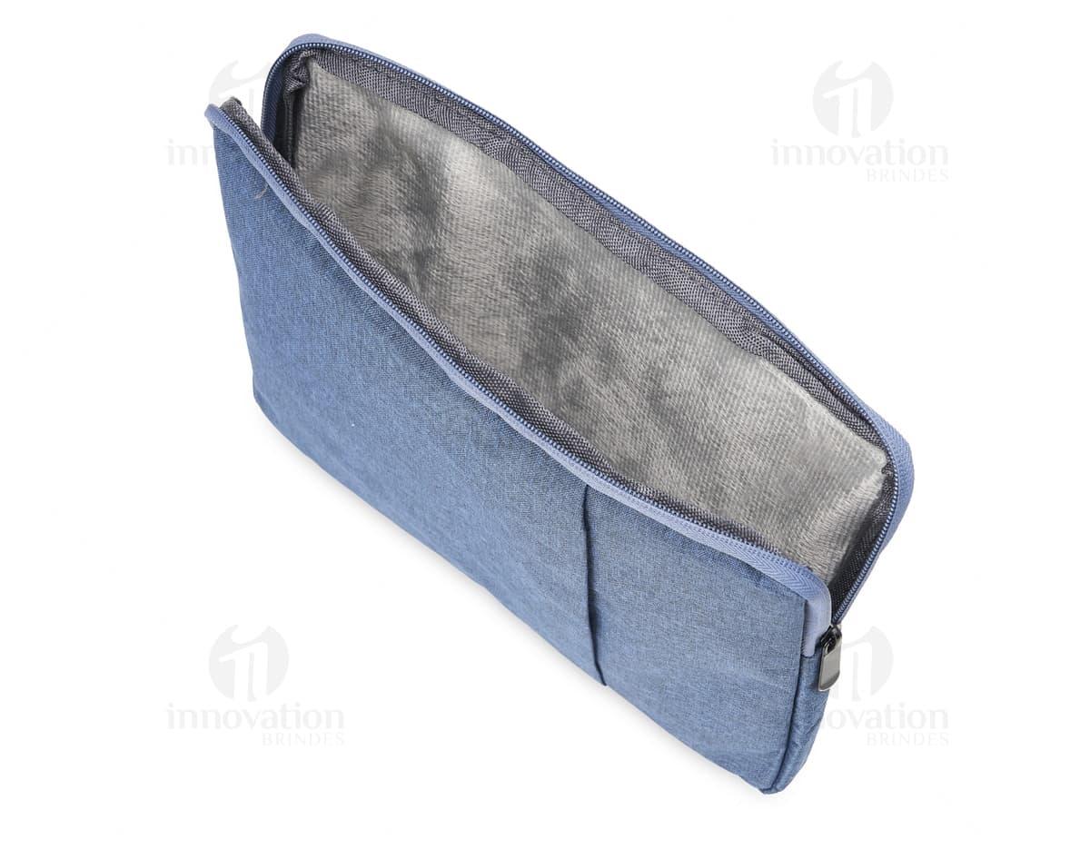 Pasta de couro marrom para notebook 14 polegadas, com design moderno e elegante. É um acessório de moda e negócios, com fecho de metal e bolso para guardar dinheiro e objetos pessoais. Ideal para transportar seu equipamento com estilo e segurança. Pasta de couro marrom para notebook 14 polegadas, com design moderno e elegante. É um acessório de moda e negócios, com fecho de metal e bolso para guardar dinheiro e objetos pessoais. Ideal para transportar seu equipamento com estilo e segurança.