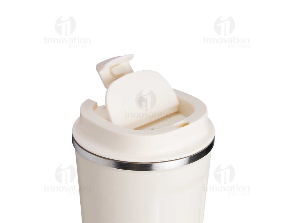 Kit com 6 porta copos em formato redondo, feitos de material resistente e com estampas coloridas de frutas tropicais. Kit com 6 porta copos em formato redondo, feitos de material resistente e com estampas coloridas de frutas tropicais.