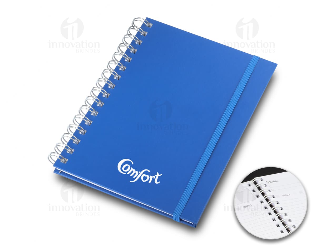 Caderno tamanho A5 com capa de plástico transparente e encadernação em wire-o metálico. Caderno tamanho A5 com capa de plástico transparente e encadernação em wire-o metálico.