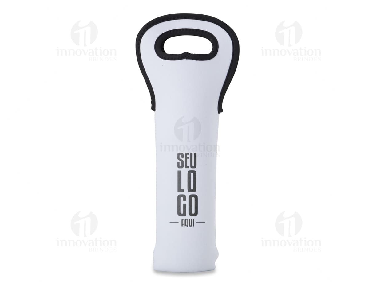 Porta Garrafa Isotérmico em material resistente, na cor preta, com alça ajustável e fecho de zíper. Perfeito para manter a temperatura da garrafa por mais tempo. Ideal para viagens e atividades ao ar livre. Porta Garrafa Isotérmico em material resistente, na cor preta, com alça ajustável e fecho de zíper. Perfeito para manter a temperatura da garrafa por mais tempo. Ideal para viagens e atividades ao ar livre.