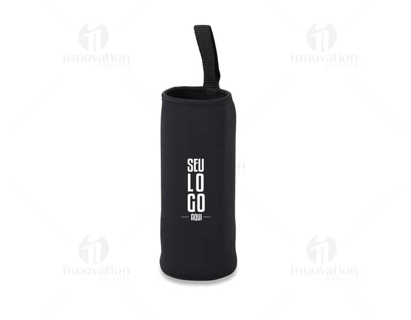 Porta copo isotérmico em neoprene de cor preta, com detalhes em costura e textura.