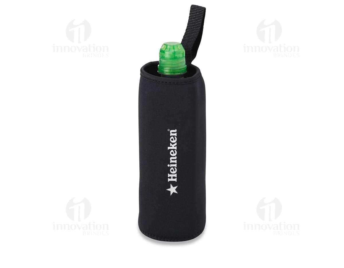 Porta garrafa isotérmico em neoprene preto, tecnológico e de design clean. O objeto é um acessório eletrônico feito de plástico e metal, com capacidade para uma garrafa, proporcionando saúde e higiene. É um equipamento eletrônico, com alta tecnologia e conexão, ideal para manter bebidas geladas por mais tempo. Porta garrafa isotérmico em neoprene preto, tecnológico e de design clean. O objeto é um acessório eletrônico feito de plástico e metal, com capacidade para uma garrafa, proporcionando saúde e higiene. É um equipamento eletrônico, com alta tecnologia e conexão, ideal para manter bebidas geladas por mais tempo.