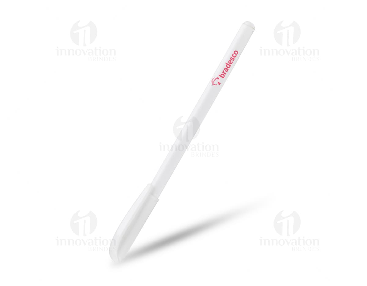 Caneta triangular de metal por clique em fundo branco. Caneta triangular de metal por clique em fundo branco.