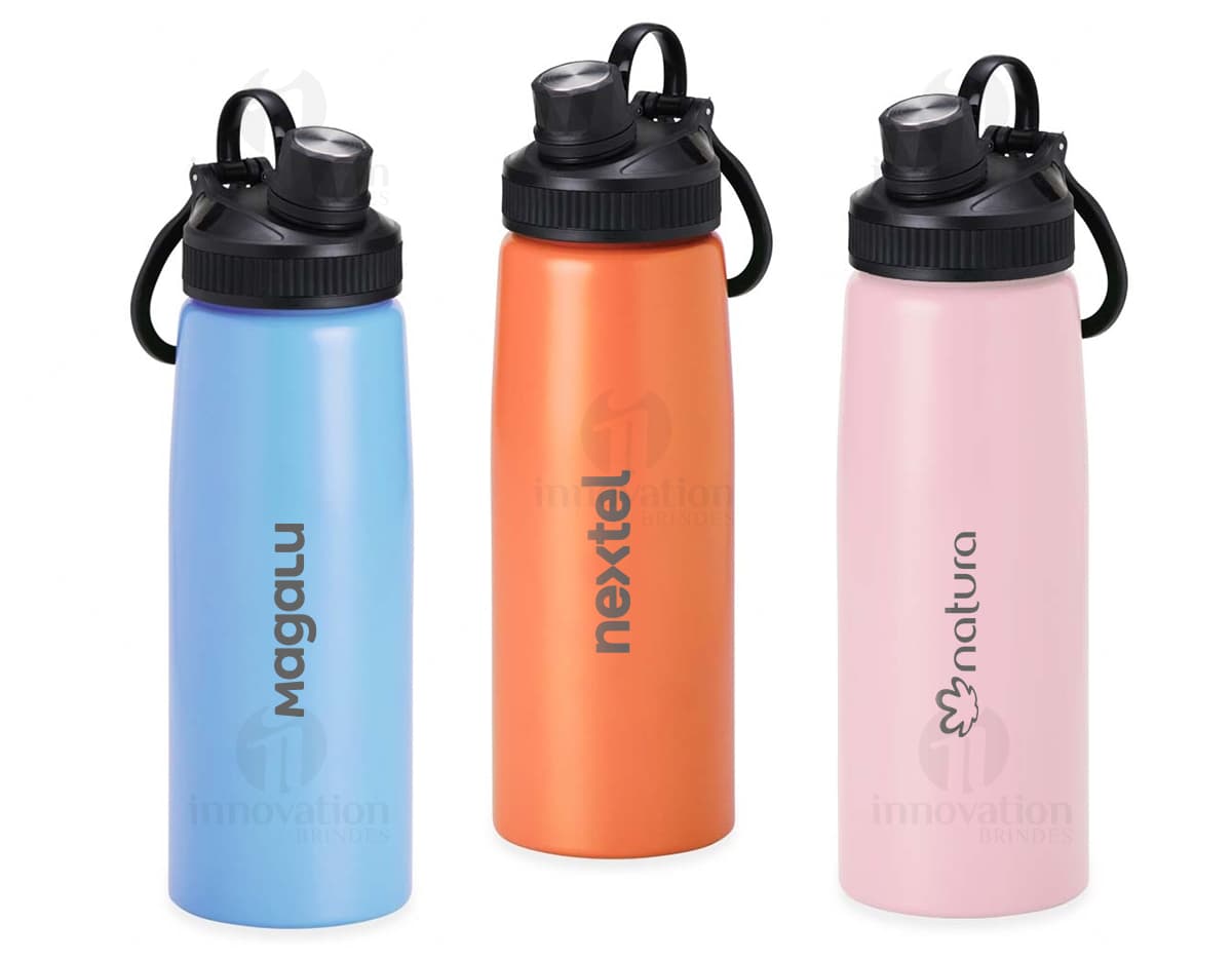 Squeeze Inox 900ml na cor prata, com tampa rosqueável e capacidade para armazenar líquidos. Squeeze Inox 900ml na cor prata, com tampa rosqueável e capacidade para armazenar líquidos.