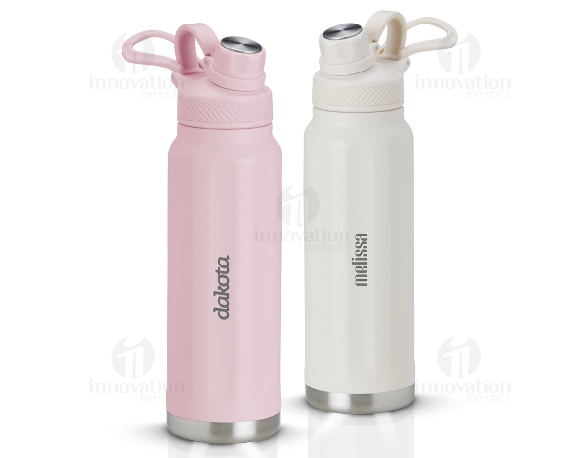 Garrafa de metal preta e brilhante, de 500ml, com detalhes em bambu. Objeto vazio, com design elegante e tecnológico. Garrafa de metal preta e brilhante, de 500ml, com detalhes em bambu. Objeto vazio, com design elegante e tecnológico.