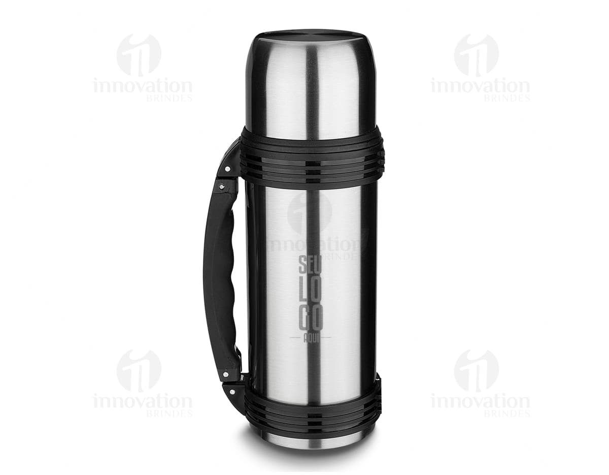 Garrafa térmica de 1,2 litros em aço inoxidável, na cor prata, com tampa rosqueável e alça para transporte. Garrafa térmica de 1,2 litros em aço inoxidável, na cor prata, com tampa rosqueável e alça para transporte.