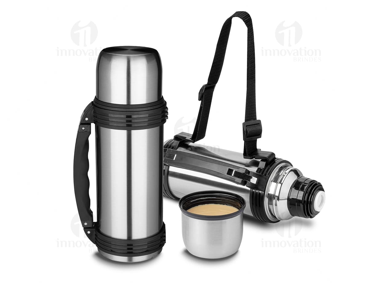 Garrafa térmica de 1,2 litros em aço inoxidável, com tampa rosqueável e alça para transporte. Garrafa térmica de 1,2 litros em aço inoxidável, com tampa rosqueável e alça para transporte.