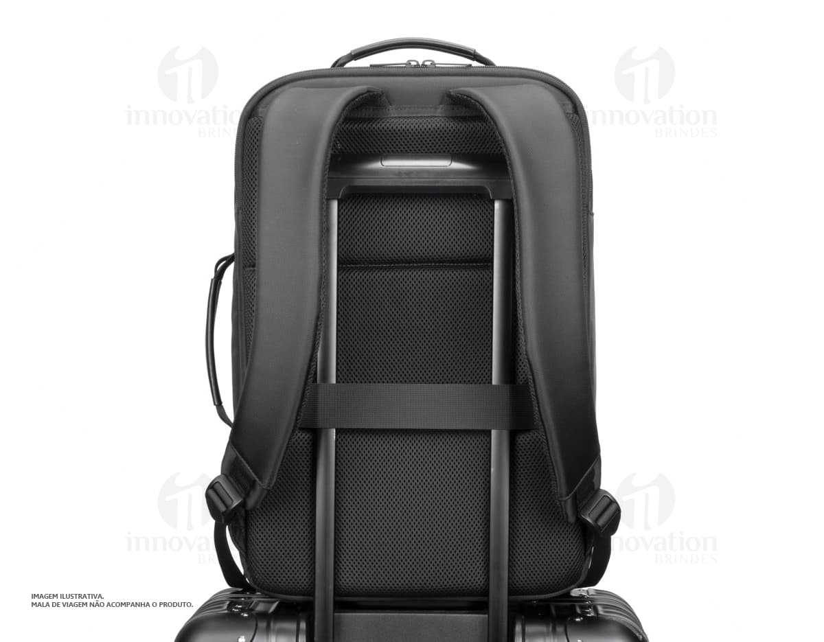 Mochila dobrável de cor azul com alças ajustáveis e bolsos laterais. Mochila dobrável de cor azul com alças ajustáveis e bolsos laterais.