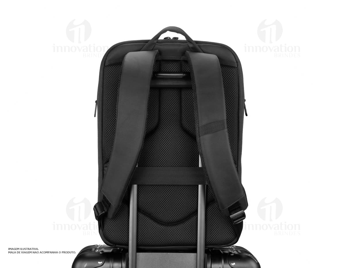 Mochila preta com design premium, possuindo um porta USB embutido para carregar dispositivos eletrônicos. Mochila preta com design premium, possuindo um porta USB embutido para carregar dispositivos eletrônicos.