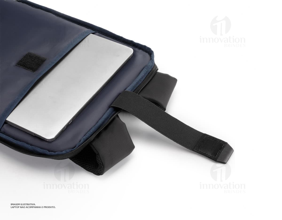 Mochila premium com design elegante e moderno, possui um prático porta USB integrado para carregar dispositivos eletrônicos. Mochila premium com design elegante e moderno, possui um prático porta USB integrado para carregar dispositivos eletrônicos.