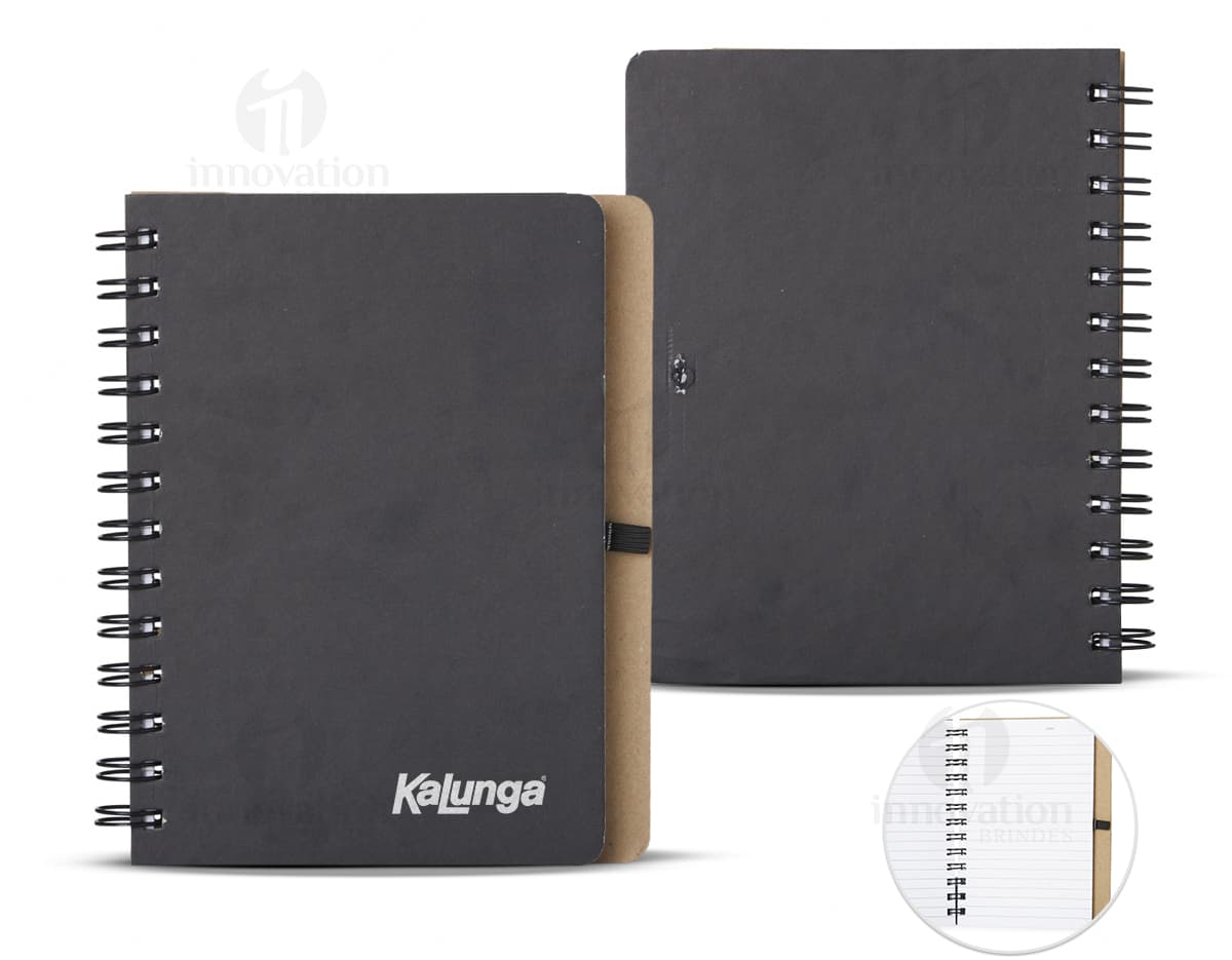 Caderneta Capa Dura Kraft em papel reciclável marrom com elástico e detalhes em preto. Caderneta Capa Dura Kraft em papel reciclável marrom com elástico e detalhes em preto.