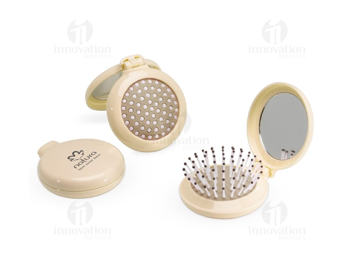 Espelho de bolsa roxo, redondo e brilhante com escova de maquiagem acoplada. O design inclui um disco vazio e símbolos coloridos, em metal e plástico. Ideal para retoques rápidos durante o dia. Espelho de bolsa roxo, redondo e brilhante com escova de maquiagem acoplada. O design inclui um disco vazio e símbolos coloridos, em metal e plástico. Ideal para retoques rápidos durante o dia.