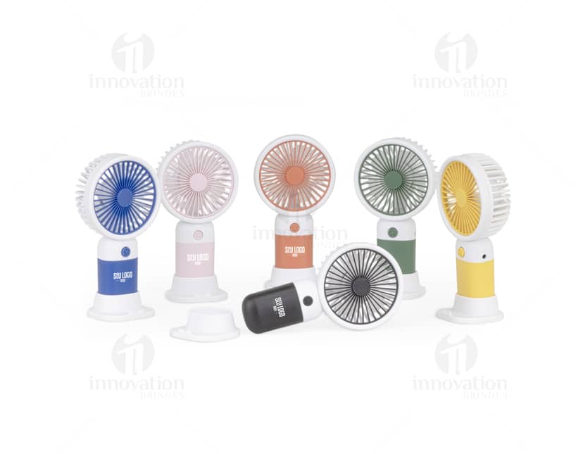 Mini Ventilador Recarregável em cor branca, com hélice transparente e base de apoio dobrável. Aparece ligado, com luz LED azul indicando funcionamento.