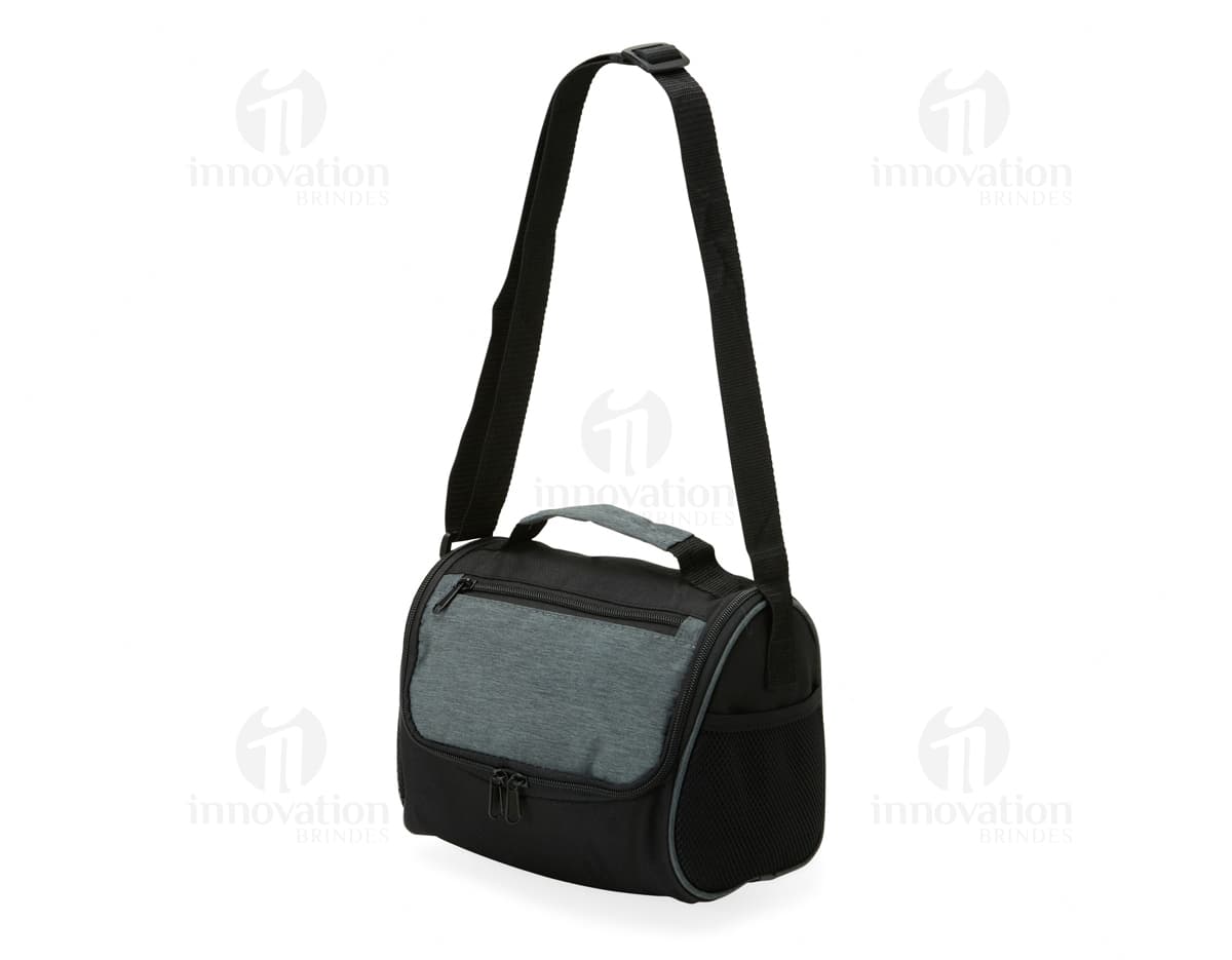 Bolsa Térmica 7L com revestimento em PEVA, ideal para manter alimentos e bebidas refrigerados por mais tempo. Bolsa Térmica 7L com revestimento em PEVA, ideal para manter alimentos e bebidas refrigerados por mais tempo.