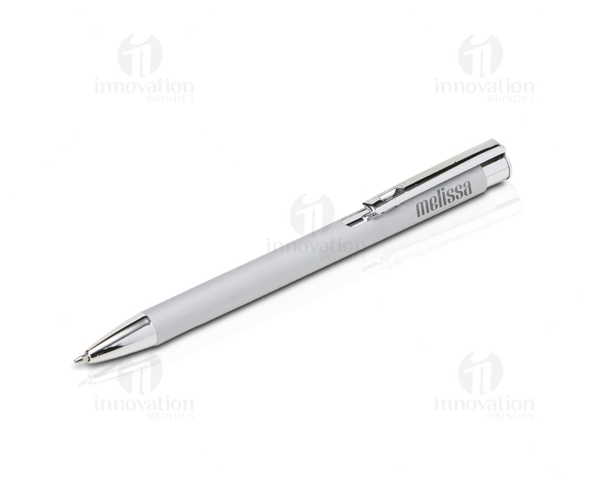 Chaveiro de metal vazado em formato de coração em fundo branco. Chaveiro de metal vazado em formato de coração em fundo branco.