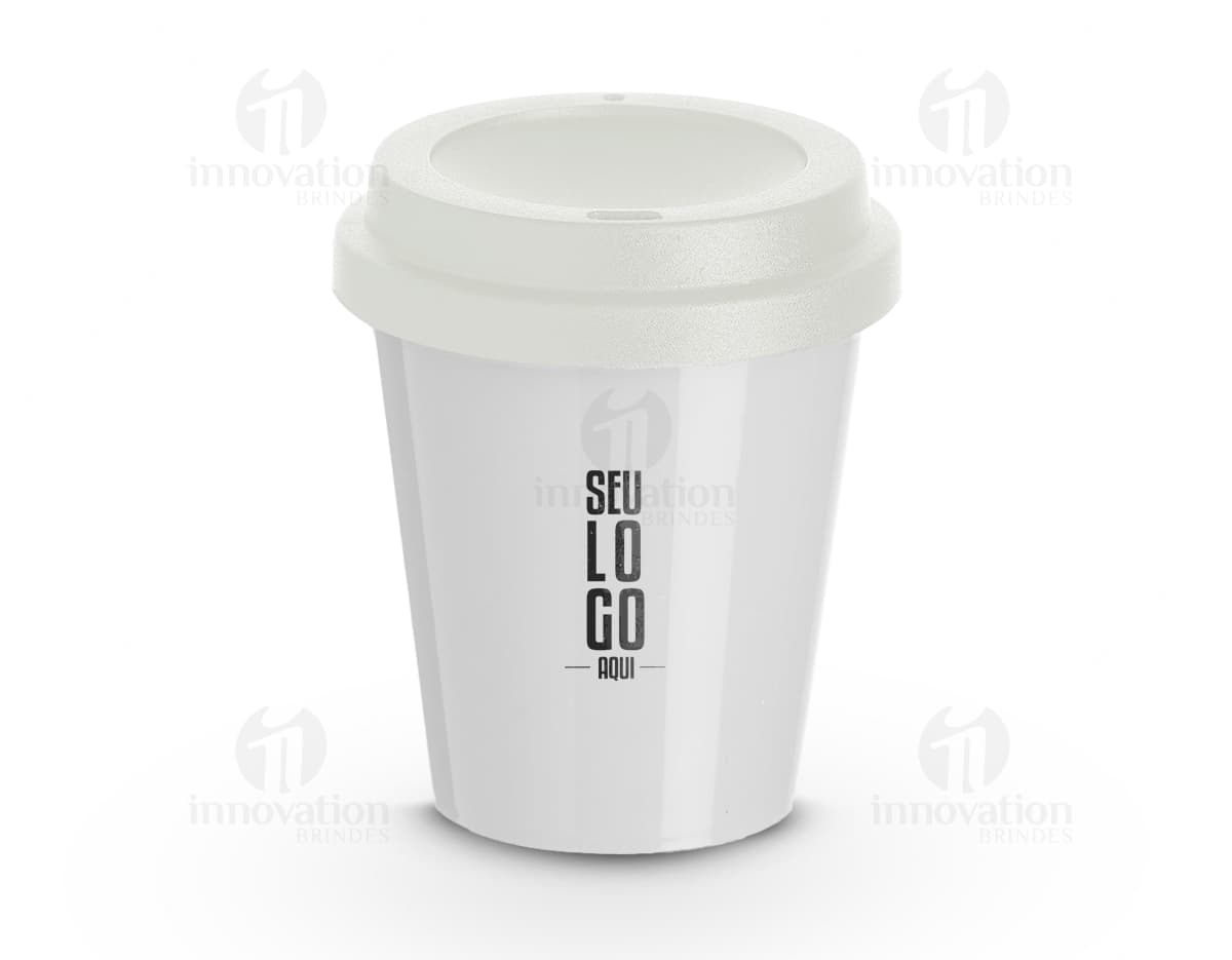 Copo plástico preto de 350ml com tampa, em 3D, ambientado em um recipiente de lixo. Copo plástico preto de 350ml com tampa, em 3D, ambientado em um recipiente de lixo.