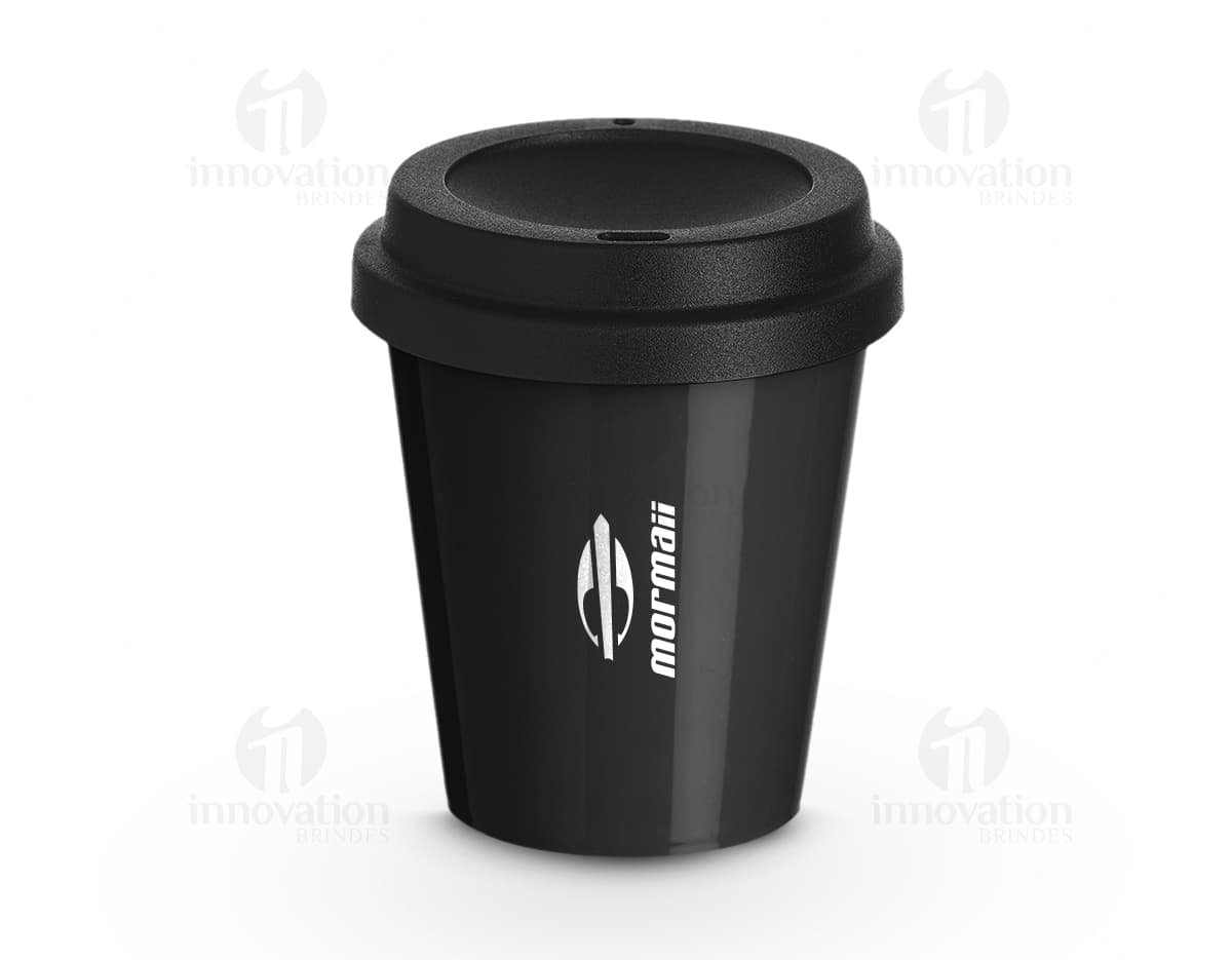 Copo plástico preto de 350ml com tampa, em 3D, ambientado em um recipiente de lixo. Copo plástico preto de 350ml com tampa, em 3D, ambientado em um recipiente de lixo.