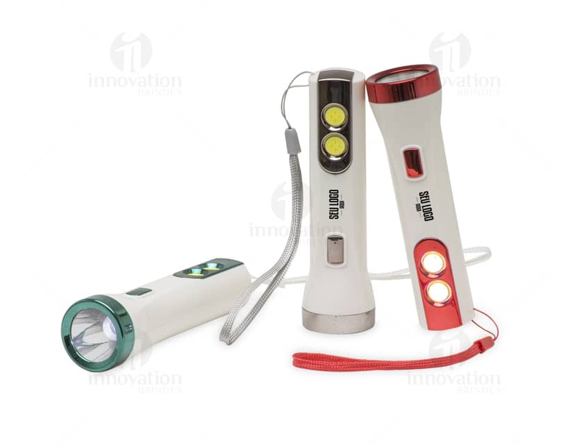 Lanterna com LED recarregável que saiu de linha, em metal prateado, design moderno e digital, com efeito de luz refletindo em vidro.