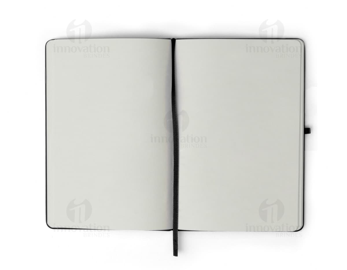 Kit com 6 porta copos em cores variadas sobre uma mesa de madeira. Kit com 6 porta copos em cores variadas sobre uma mesa de madeira.