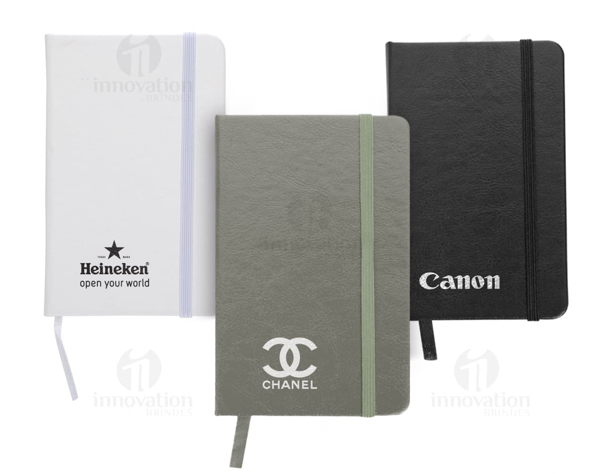 Calculadora plástica de cor preta e teclas laranja, com visor digital e design compacto. Calculadora plástica de cor preta e teclas laranja, com visor digital e design compacto.