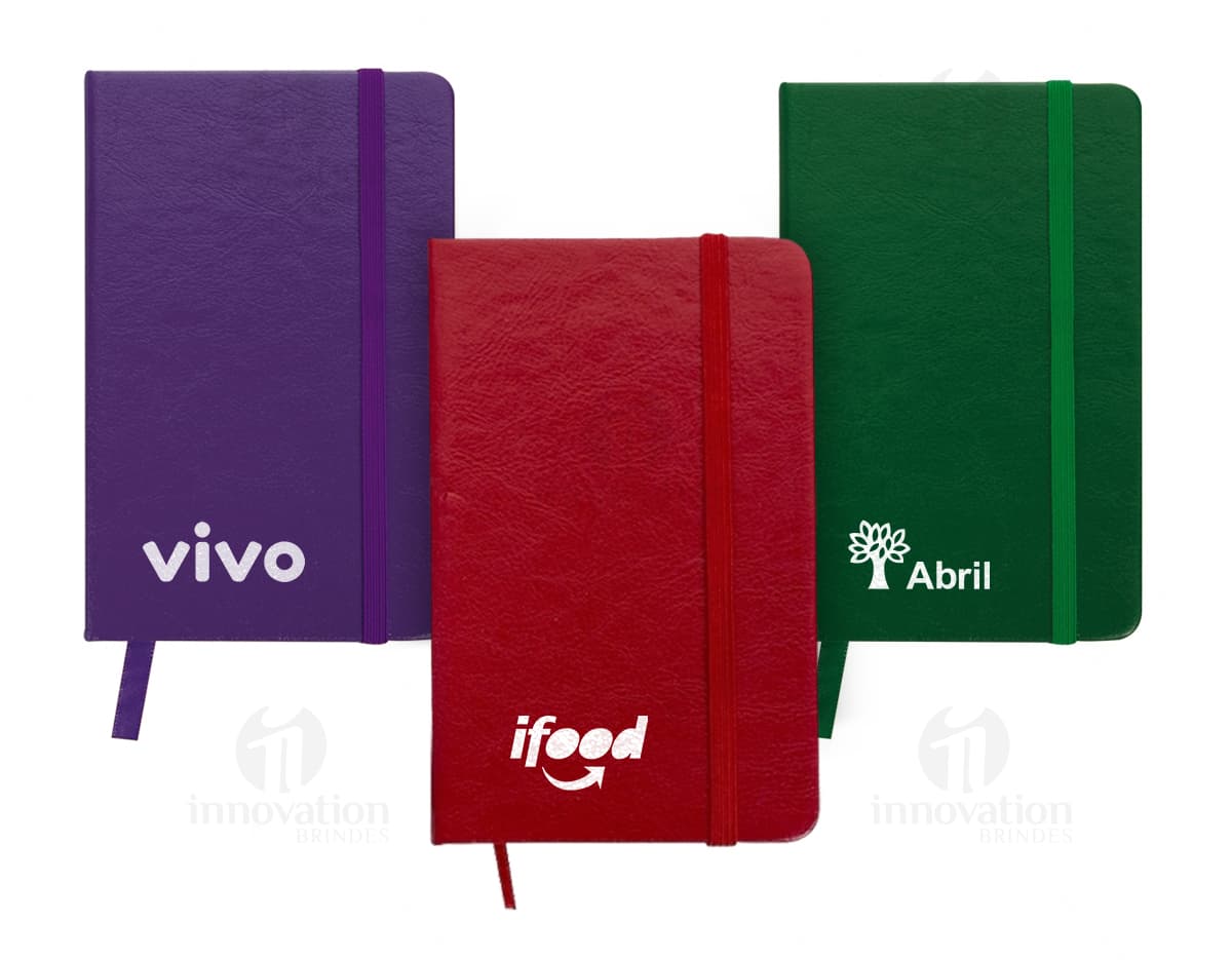 Calculadora plástica de cor preta e teclas laranja, com visor digital e design compacto. Calculadora plástica de cor preta e teclas laranja, com visor digital e design compacto.