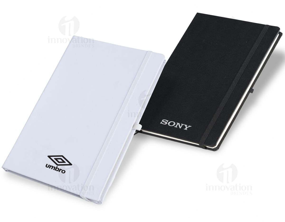 Moleskine em couro sintético na cor preta, tamanho 21x14. Moleskine em couro sintético na cor preta, tamanho 21x14.