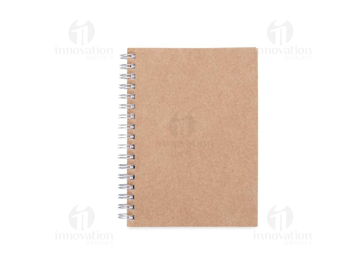 Caderneta ecológica com wire-o em formato horizontal, com capa de papel reciclado marrom claro e espiral metálica. Páginas internas pautadas e caneta esferográfica ao lado. Caderneta ecológica com wire-o em formato horizontal, com capa de papel reciclado marrom claro e espiral metálica. Páginas internas pautadas e caneta esferográfica ao lado.