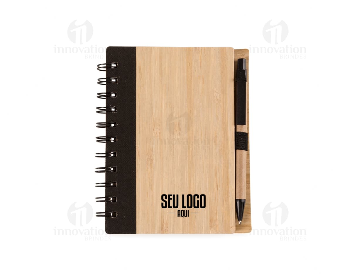 Kit com 6 porta copos em formato quadrado, feitos de madeira com estampas coloridas de folhas tropicais. Cada porta copo possui uma borda dourada detalhada. Kit com 6 porta copos em formato quadrado, feitos de madeira com estampas coloridas de folhas tropicais. Cada porta copo possui uma borda dourada detalhada.