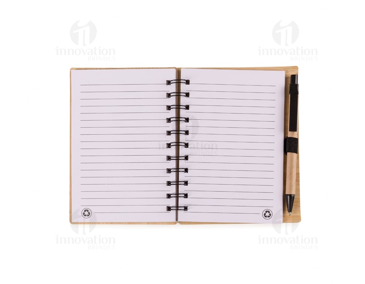 Kit com 6 porta copos em formato quadrado, feitos de madeira com estampas coloridas de folhas tropicais. Cada porta copo possui uma borda dourada detalhada. Kit com 6 porta copos em formato quadrado, feitos de madeira com estampas coloridas de folhas tropicais. Cada porta copo possui uma borda dourada detalhada.