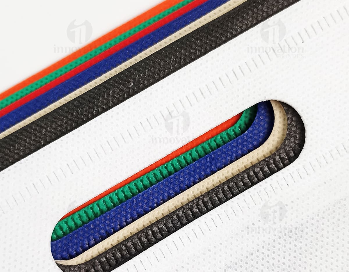 Sacola TNT com base expansível em 3D, vazia e colorida, ideal para ser utilizada em negócios, escritórios ou como embalagem de presentes. Sacola TNT com base expansível em 3D, vazia e colorida, ideal para ser utilizada em negócios, escritórios ou como embalagem de presentes.