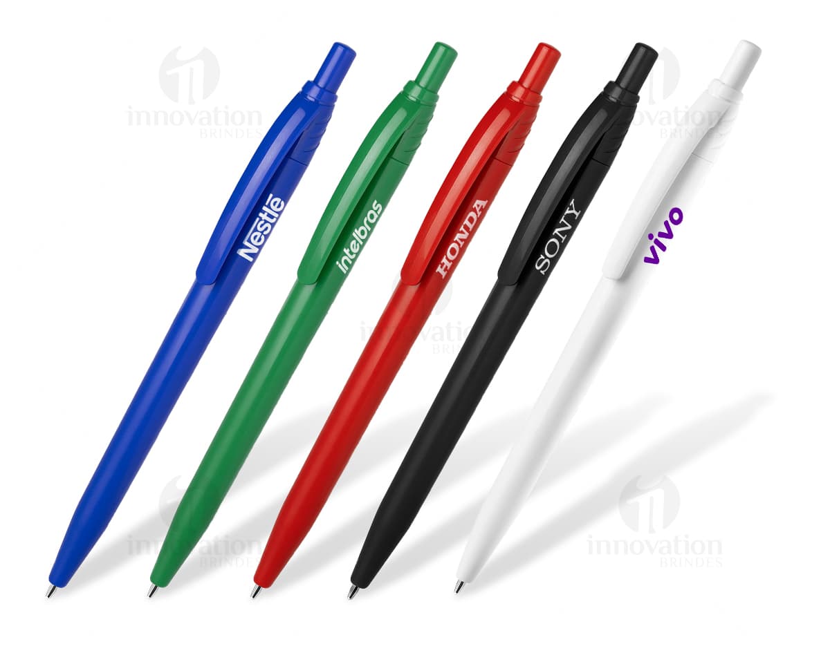 Caneta Metal com Estojo Almofadado em tom de prata e preto em fundo branco. Caneta Metal com Estojo Almofadado em tom de prata e preto em fundo branco.