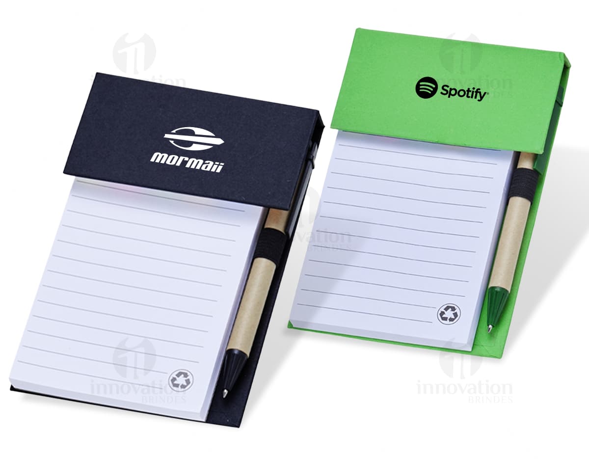 Caderno com capa dura preta e linha de costura branca na lateral. Caderno com capa dura preta e linha de costura branca na lateral.