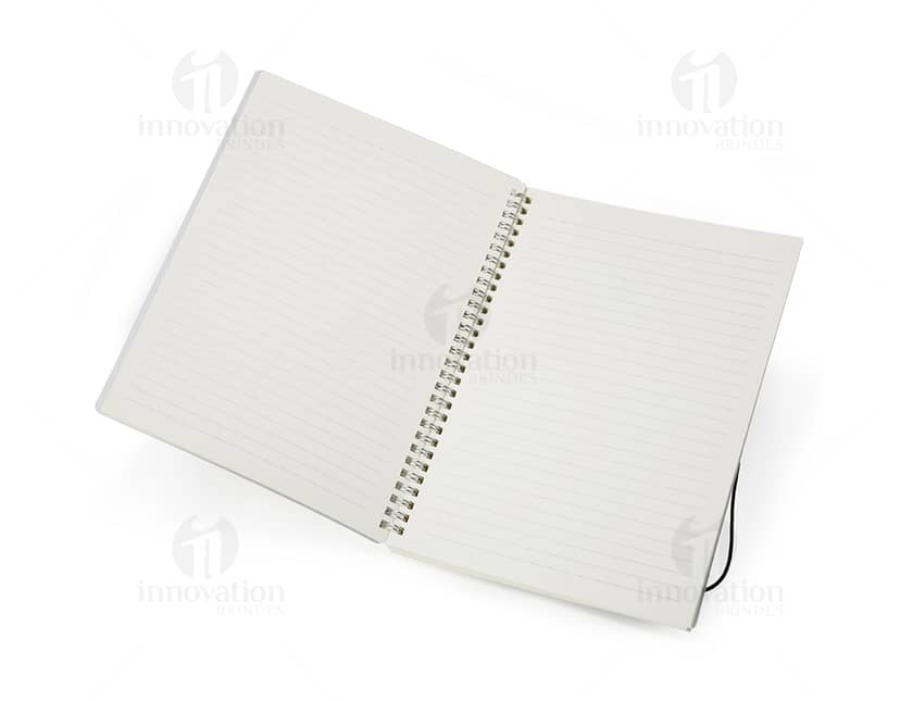 caderno B5 com capa de plástico, medindo 26x19 centímetros.