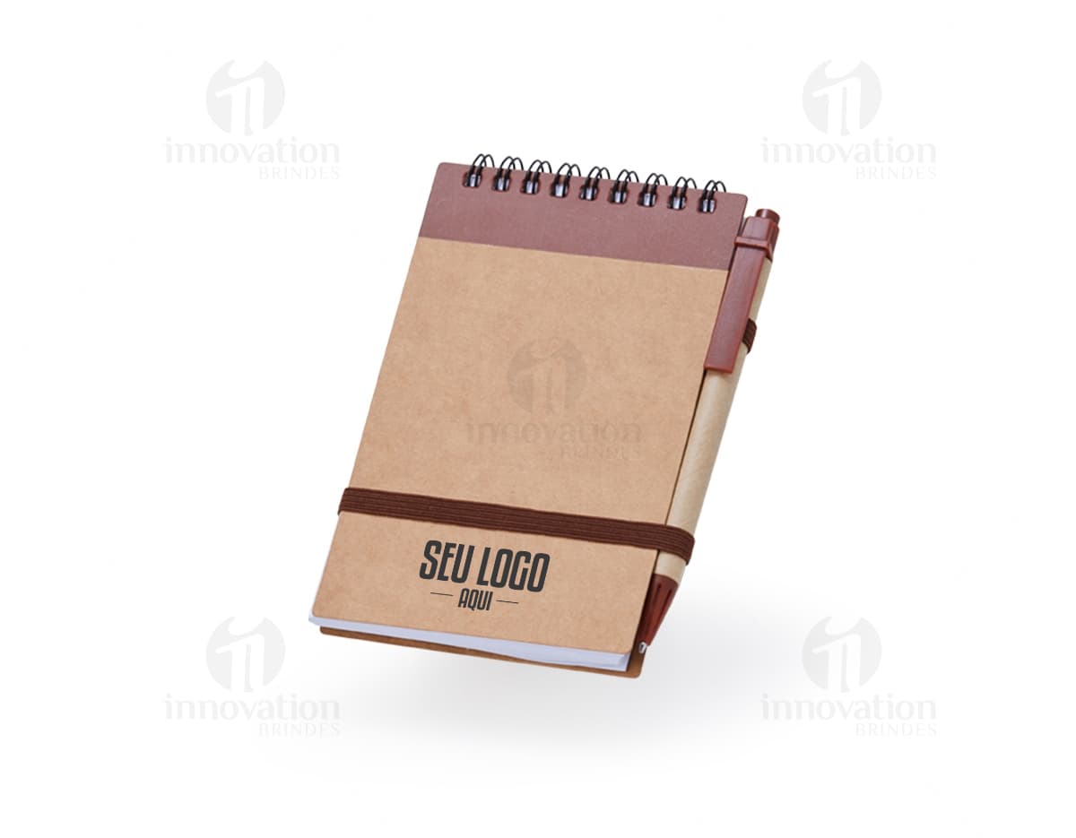 Bloco de anotações de 14x9 cm, feito de material isolante e de construção, em papel marrom. Vazio, com espaço para escrever e guardar mensagens. Fechado, com design vintage e textura corrugada. Objeto de escritório e negócios, ideal para organizar e enviar informações. Bloco de anotações de 14x9 cm, feito de material isolante e de construção, em papel marrom. Vazio, com espaço para escrever e guardar mensagens. Fechado, com design vintage e textura corrugada. Objeto de escritório e negócios, ideal para organizar e enviar informações.