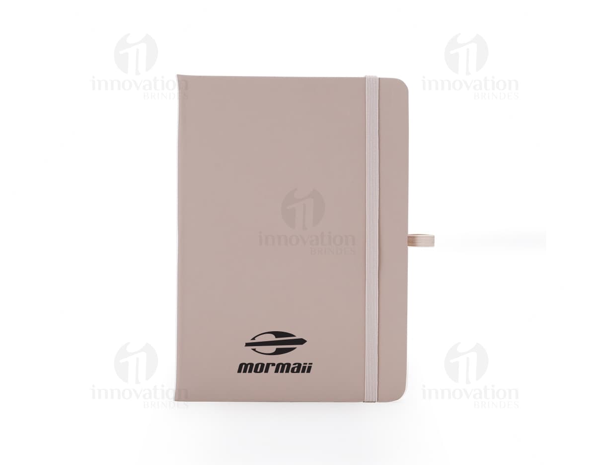 Bloco de Anotações Emborrachado 17x12 de cor preta, com elástico e porta-caneta na lateral. Bloco de Anotações Emborrachado 17x12 de cor preta, com elástico e porta-caneta na lateral.