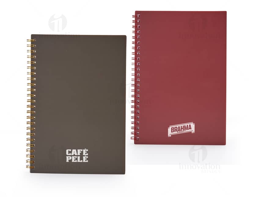 Caderno A5 de plástico com wire-o metálico em um modelo de papel timbrado em branco, com bordas decorativas e padrões vintage e retro. Ideal para uso no escritório, negócios e educação, proporcionando um espaço vazio para escrever mensagens ou notas. O design criativo e moderno combina elementos antigos e novos, com textura grunge e ornamentos.