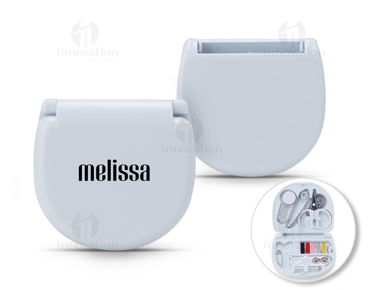 Kit Costura Plástico com diversos itens de costura em um recipiente plástico transparente. Kit Costura Plástico com diversos itens de costura em um recipiente plástico transparente.