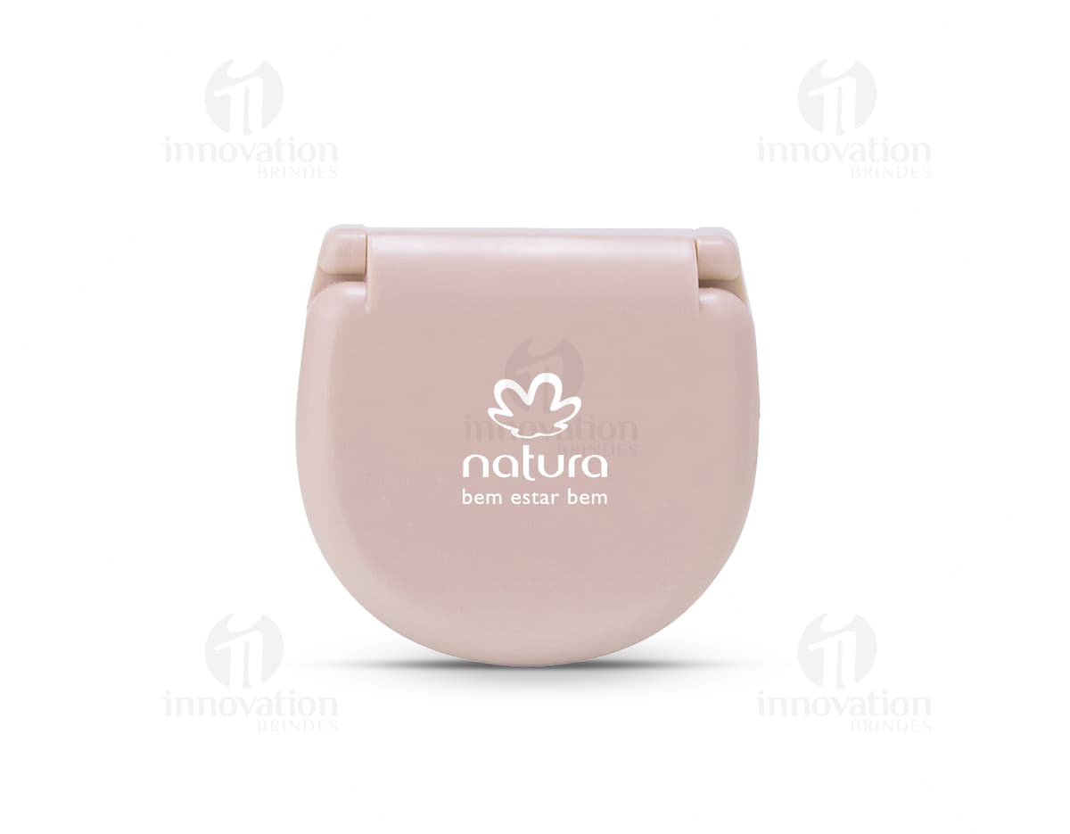 Kit com 6 porta copos em formato quadrado, feitos de madeira e com estampas coloridas de flores e folhas. Kit com 6 porta copos em formato quadrado, feitos de madeira e com estampas coloridas de flores e folhas.