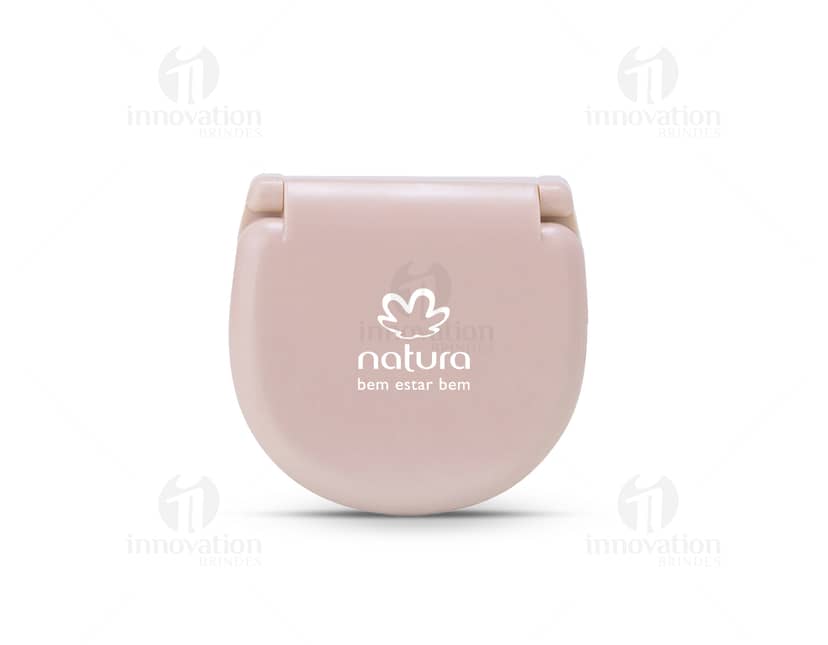 Kit com 6 porta copos em formato quadrado, feitos de madeira e com estampas coloridas de flores e folhas.