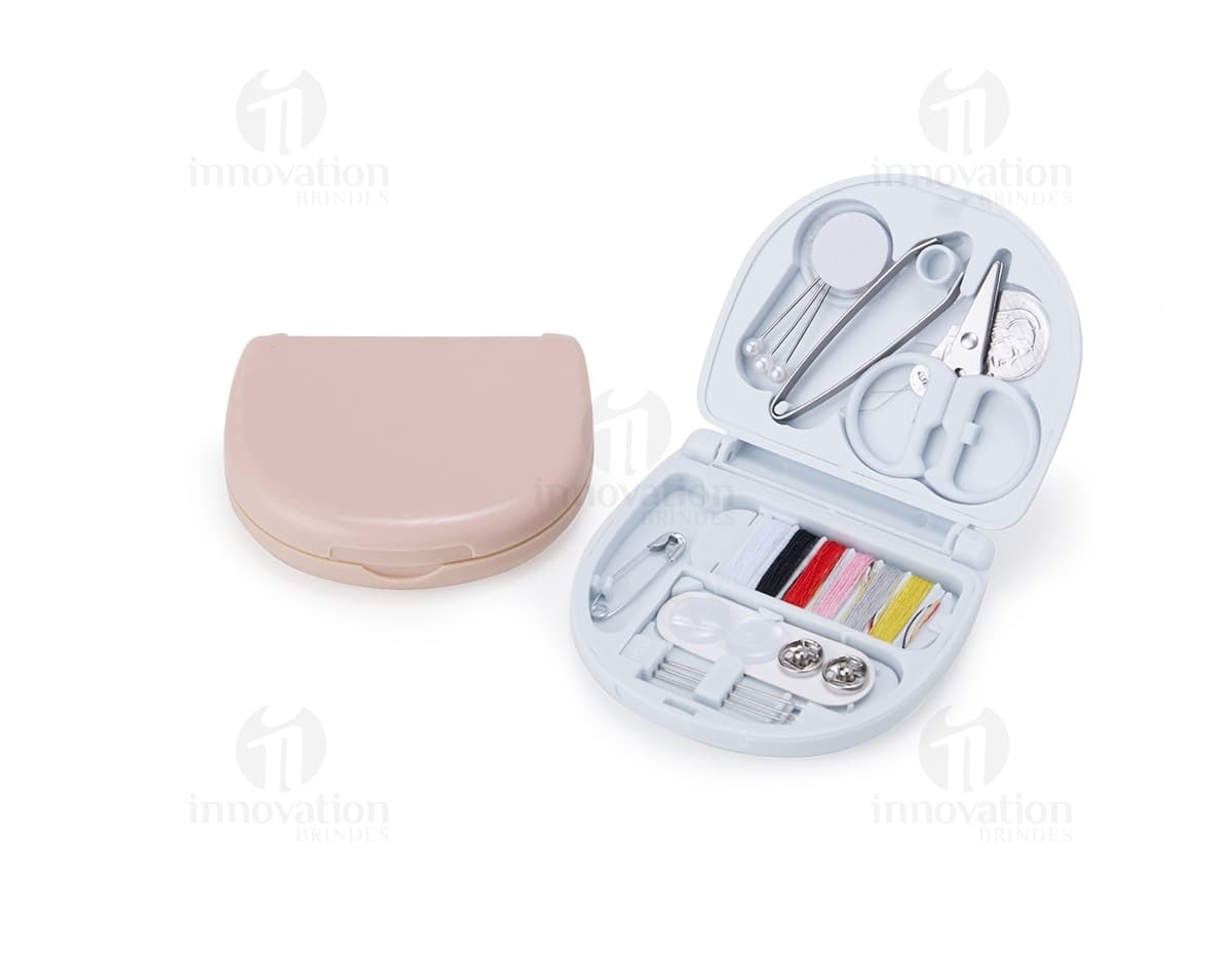 Kit Costura Plástico contendo diversos itens de costura como agulhas, linhas coloridas, tesoura e alfinetes em um estojo plástico transparente. Kit Costura Plástico contendo diversos itens de costura como agulhas, linhas coloridas, tesoura e alfinetes em um estojo plástico transparente.