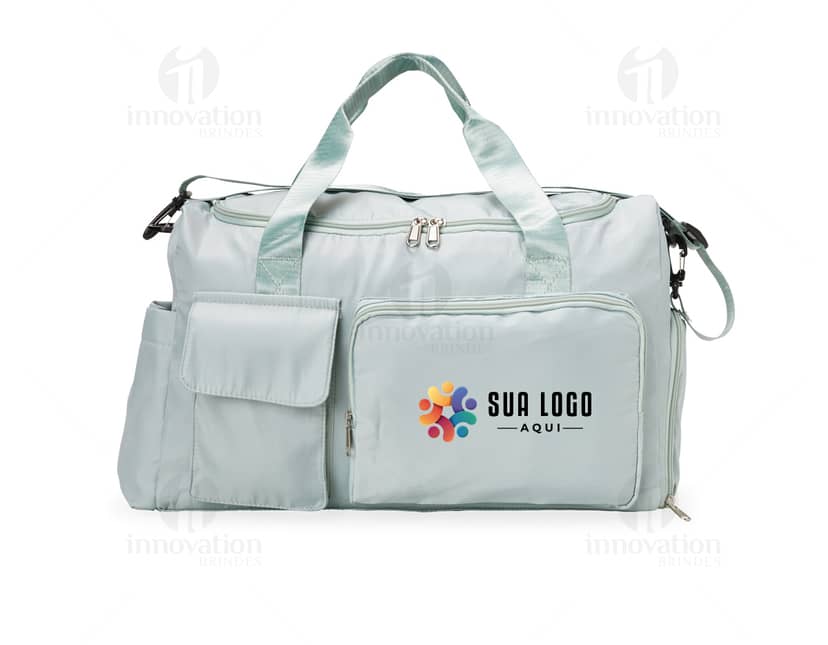 Bolsa esportiva preta com capacidade de 25 litros e diversos compartimentos para armazenamento de acessórios esportivos.