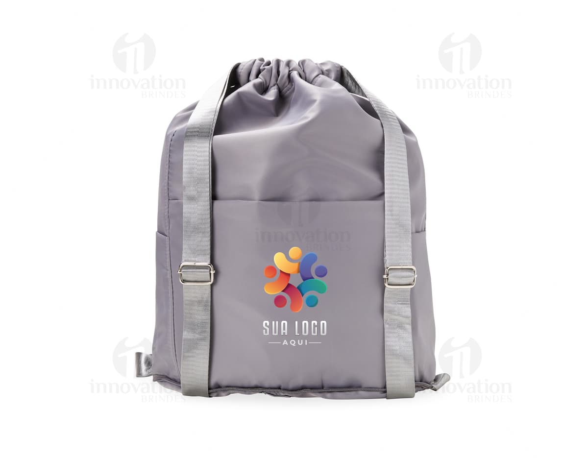 Kit com 6 porta copos de diferentes cores e estampas em formato quadrado, sobre uma mesa de madeira. Kit com 6 porta copos de diferentes cores e estampas em formato quadrado, sobre uma mesa de madeira.