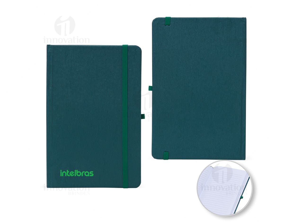 Bloco de anotações em percalux na cor preta, com fechamento em elástico e detalhes em dourado. Tamanho 21x14cm. Bloco de anotações em percalux na cor preta, com fechamento em elástico e detalhes em dourado. Tamanho 21x14cm.